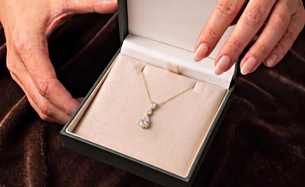 Friendly Diamonds fashion necklace packaging three