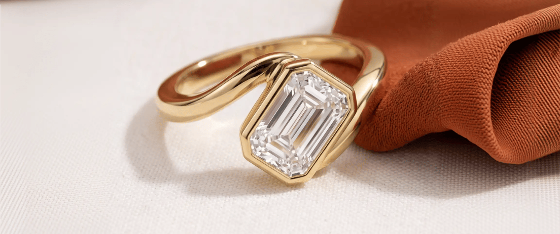 Ava Crest Ring